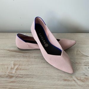 Pink Rothy’s flats.